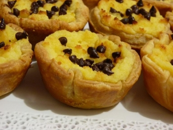 Pasteis de nata, ovvero le paste alla crema, con gocce di cioccolato