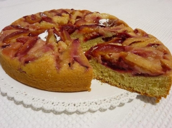 Torta soffice alle prugne con un pizzico di integrale