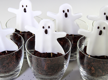 Halloween: bicchierini di torta con fantasmini di pasta di zucchero