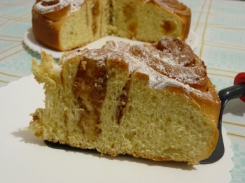 Torta di roselline all'olio, miele, con confettura di albicocca e mandorle