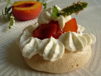 Mini pavlova veloci, a modo mio, con pesche nettarine