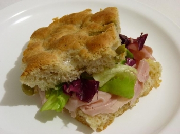 Focaccia integrale con farina di ceci... prosciutto e insalata