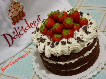 Torta al cacao con fragole e crema al mascarpone