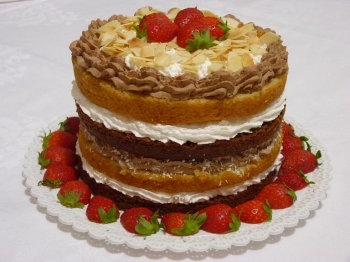 Torta ciocco, cocco, mandorle e fragole...