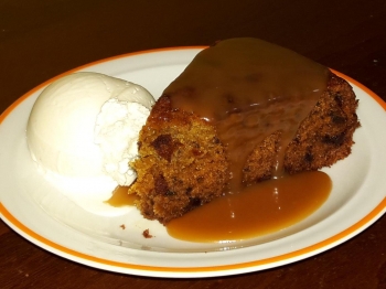 TORTA AUSTRALIANA AI DATTERI CON SALSA AL CARAMELLO