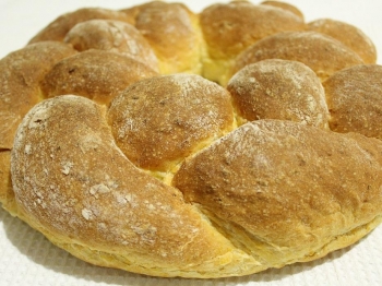 Corona di pane intrecciato alla zucca e latte