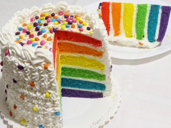 Torta arcobaleno al olio e aroma di vaniglia