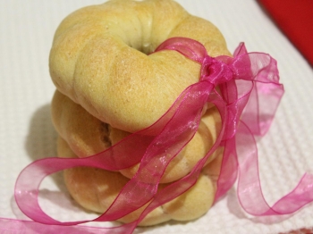 Ciambelline intrecciate di pane con lievito madre e germe di grano