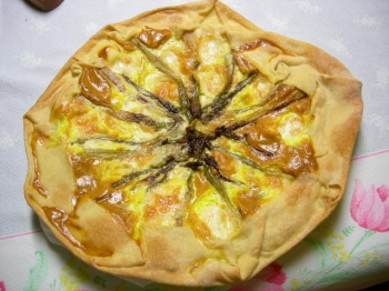 Torta salata con asparagi