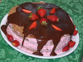 torta cioccolato e fragole con crema stracciatella