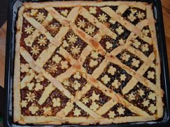 CROSTATA CON MARMELLATA E GRANELLA DI NOCIOLE