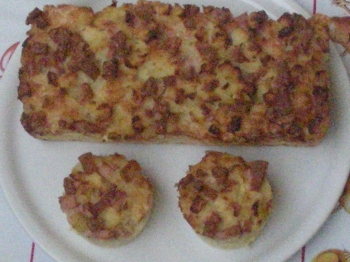 plum-cake di patate, wurstel e formaggio