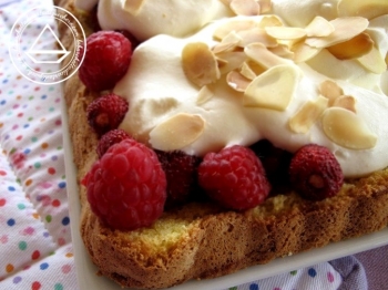 Trifle piatto al limone, lamponi e fragoline di bosco