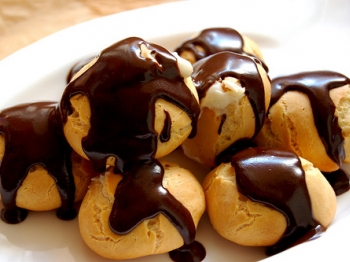 Bignè con mousse al cioccolato