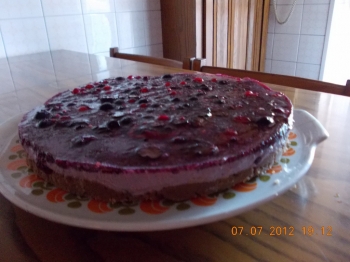 CHEESECAKE DI CILIEGIE E MIRTILLI CON GELEE' DI FRUTTI DI BOSCO