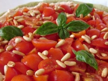 FROLLA SALATA AL BASILICO RIPIENA DI FORMAGGIO FRESCO E POMODORINI
