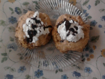 cestini  di meringhe al caffè ripieni di panna e ganache al cioccolato