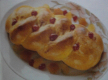 treccia di pasqua con frutta candita