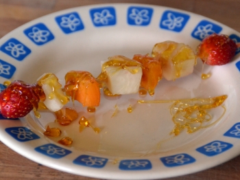 Spiedini di frutta caramellati
