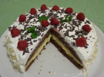 TORTA CIOCCO CREMA E LAMPONI