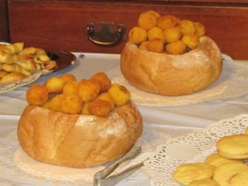 Palline di riso allo zafferano in ciotola di pane