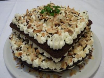 TORTA CON CHANTILLY E CIOCCOLATO