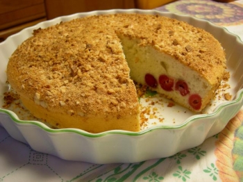 Torta di albumi e ciliegie
