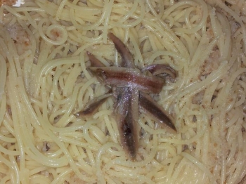 Spaghetti con le acciughe e il pangrattato