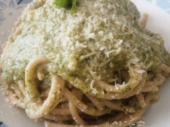 spaghetti integrali con pesto di zucchine e basilico