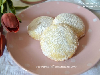 Biscotti ripieni di marmellata