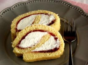 Rotolo farcito con panna e marmellata di ciliegie
