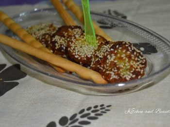 Polpette con baccelli di piselli e patate