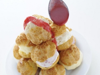 Profiteroles farciti con il gelato