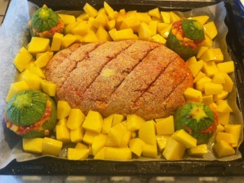 Polpettone, zucchine ripiene e patate al forno