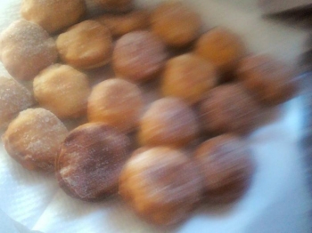 bomboloni fritti farciti alla crema pasticcera.