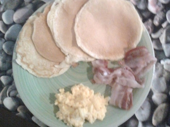 pancake con uovo strapazzato e becon