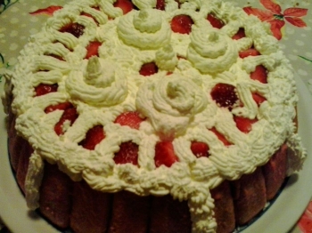 torta con panna e fragole