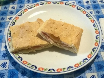 focaccia con prosciutto e scamorza