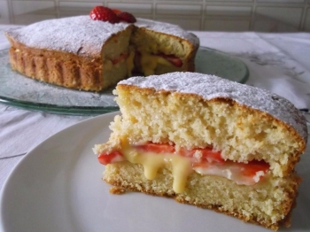 DOLCE SOFFICE CON CREMA PASTICCERA E FRAGOLE