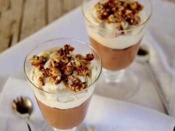 mousse cioccolato fondente con  nocciole pralinate e muesli
