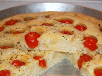 focaccia patate e pomodorini