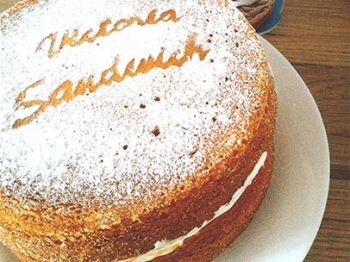 Victoria Sandwich Cake (classic)