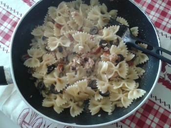 Pasta tonno, olive, capperi, pomodori secchi e pinoli