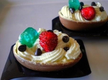 Uova di cioccolato ripiene di mousse alla frutta