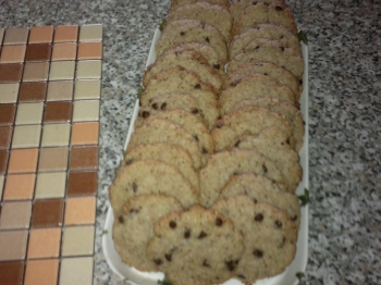 Biscotti alle nocciole e gocce di cioccolato