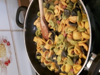 Orecchiette colorate ai fiori di zucca e pancetta