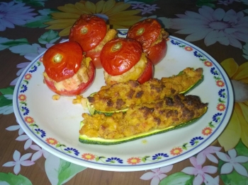 Pomodori e zucchine ripiene con pane e uovo