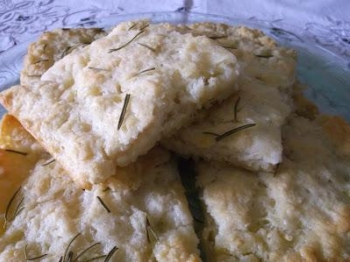 FOCACCIA AL FORMAGGIO E ROSMARINO