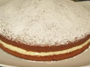 Torta paradiso con crema pasticcera.