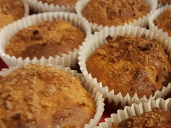 Muffin con pesche e maretti